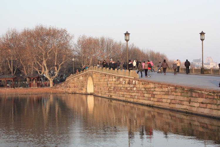到杭州西湖怎么玩_到杭州西湖旅游攻略_西湖攻略杭州旅游到哪里